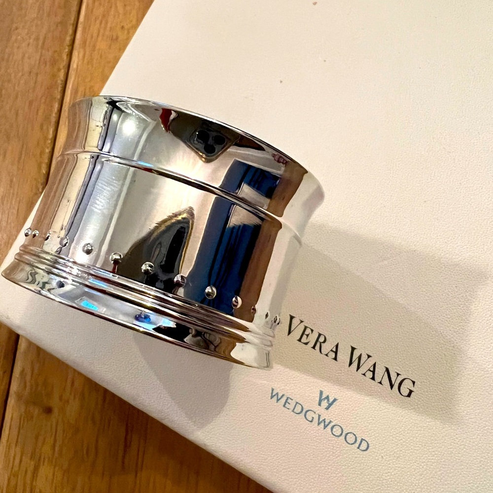 Vera Wang Wedgewood Grosgrain Napkin Rings. Set of 4. New in box.